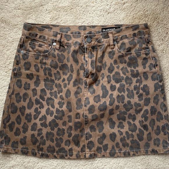 Leopard print denim mini skirt 🐆 - Picture 2 of 3